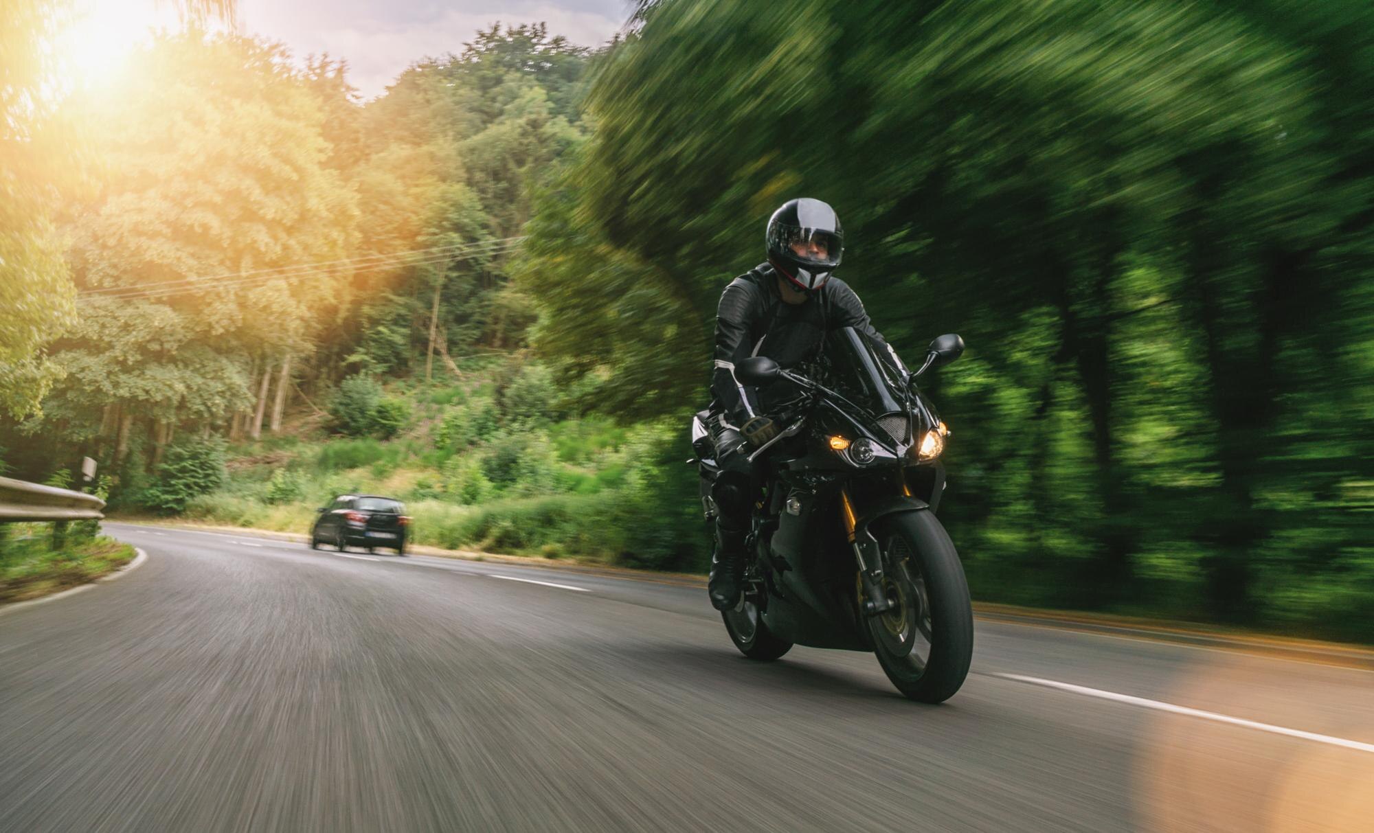 A kötelező motoros védőfelszerelések kizárólag a sisakot jelentik.