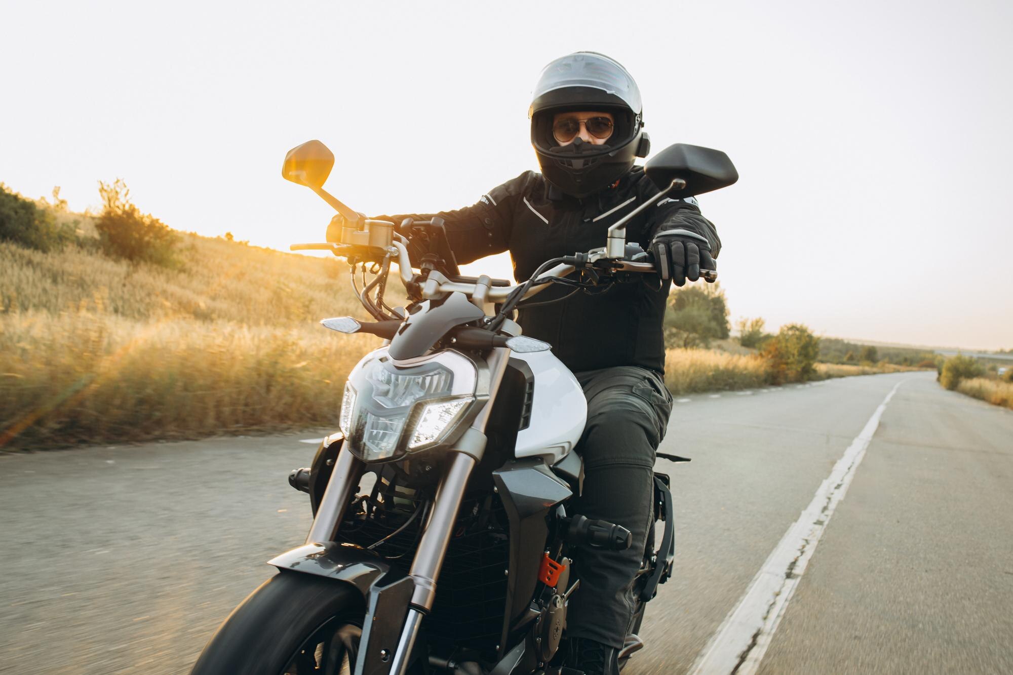 A legfontosabb motoros védőfelszerelések a motoros sisak, a motoros kabát, a motoros protektor, a motoros nadrág, a motoros lábvédő és a motoros csizma.